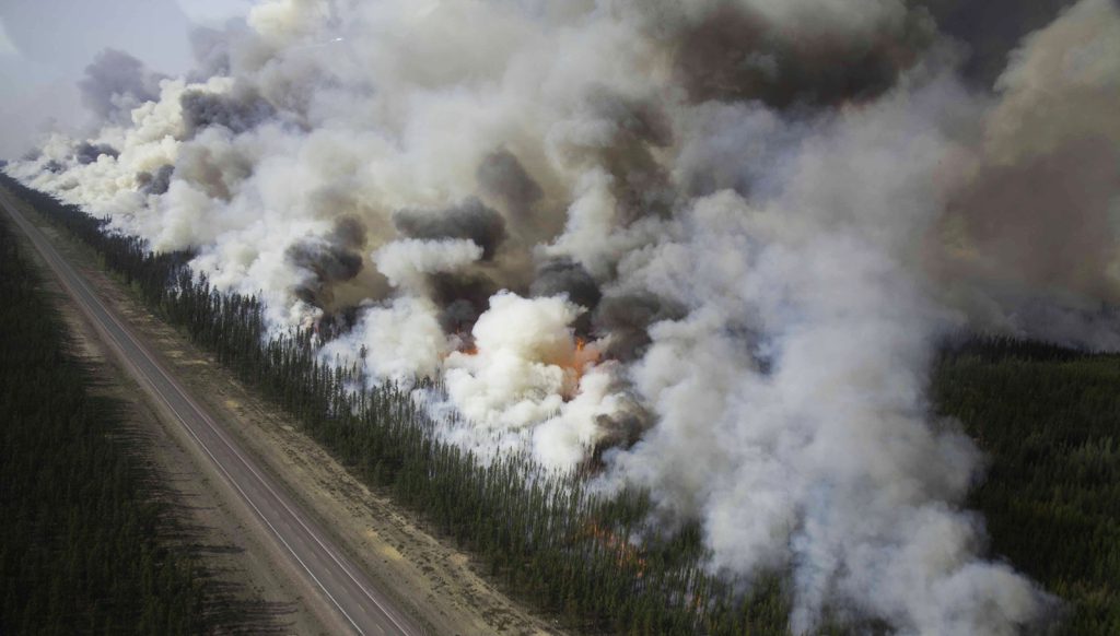 Les feux de forêt s’enflamment sur le long de l’autoroute de Yellowknife, au sud de Behchokò (T.N.-O.), en 2014. Les chercheurs étudient l’influence des feux à long terme sur les lacs et les cours d’eau.